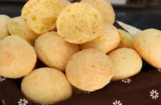 pao-de-queijo-caseiro-crocante-por-fora-e-macio-por-dentro-receita-toda-hora-1024x683-1