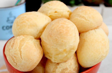 pao-de-queijo-com-3-ingredientes-1024x683-2-1