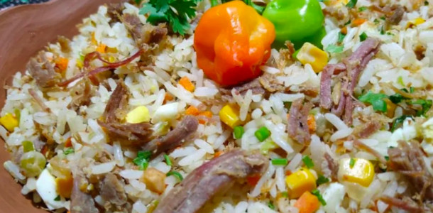 Arroz-com-carne-de-sol-uma-deliciosa-refeicao-completa-de-uma-panela-so