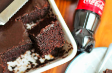 Bolo-de-Coca-Cola-com-chocolate-de-um-livro-de-receitas-antigo-da-minha-maCC83e