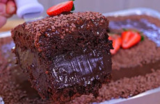 O melhor bolo de chocolate recheado que você já provou, super molhadinho e suculento