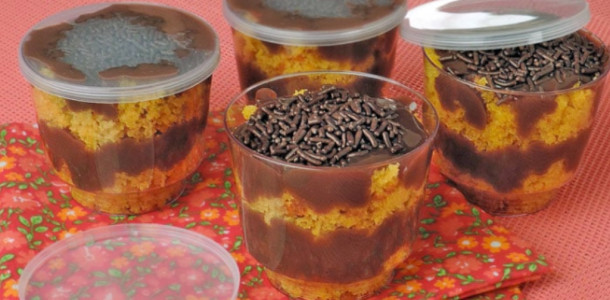 Esse-bolo-de-cenoura-com-brigadeiro-no-potinho-faz-o-maior-sucesso-no-meu-condomiCC81nio