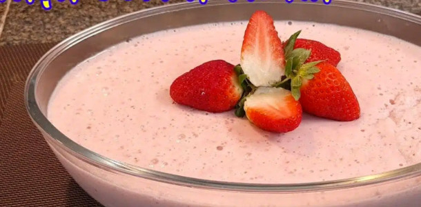 Mousse de morango cremoso usando a própria fruta ótima sobremesa para seu Natal