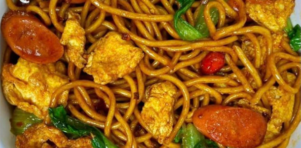 Yakisoba-de-Salsicha-com-aquele-pedacinho-de-frango-e-legumes-fica-tudo-de-bom