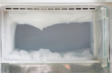 Truque-para-descongelar-um-freezer-o-gelo-desapareceraCC81-sem-desligar-a-tomada