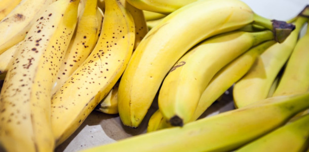 4-formas-simples-de-conservar-bananas-por-mais-tempo-610x300